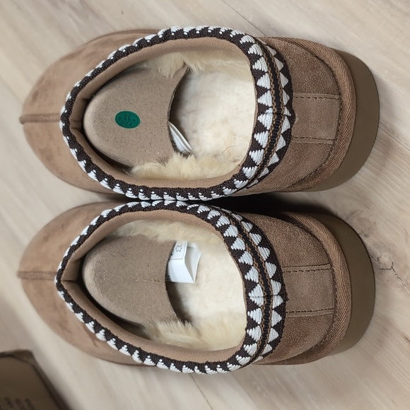 Kirkland Signature Tan Havane Unisex Shearling Slippers - Picture 3 of 5